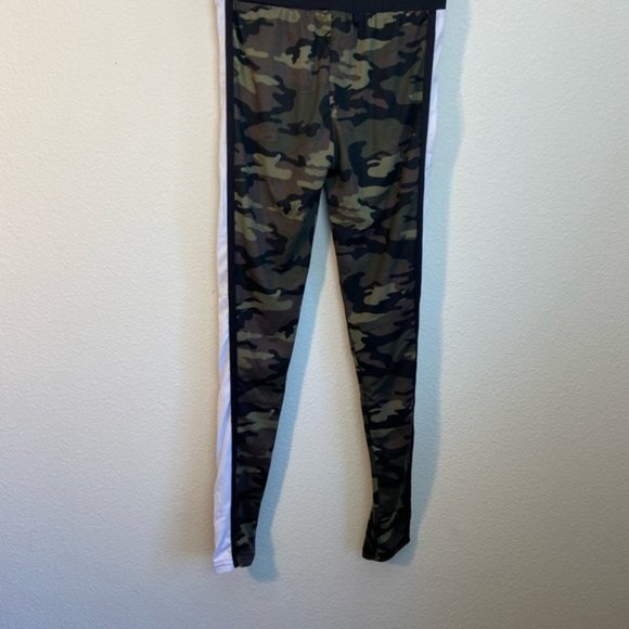 Rue21 Medium Camo Army Freedom Moving Military Highrise Leggings - Picture 3 of 5